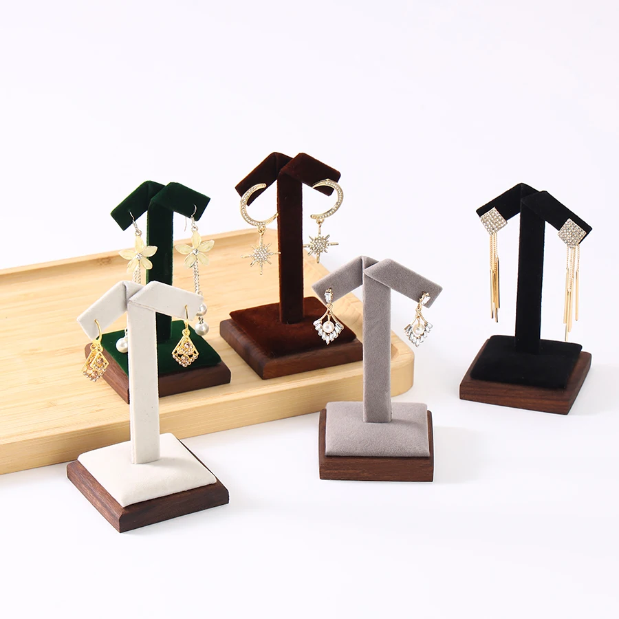 

Стойка-витрина для колец из орехового дерева и дерева с древесными волокнами, специально разработанная для минималистичных торговых точек, используется для демонстрации демонстрационных образцов.