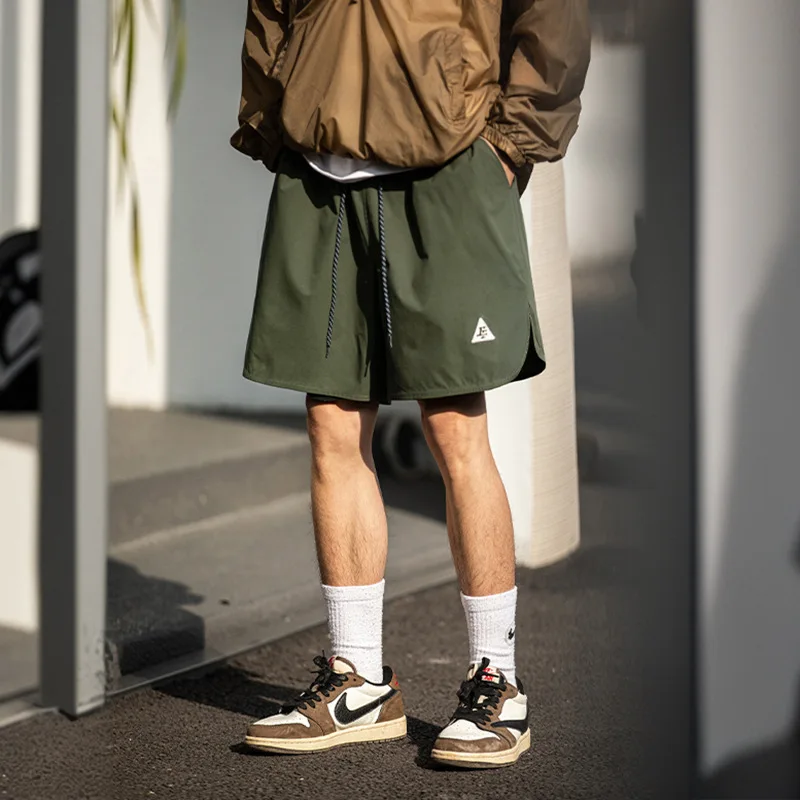 

Han Lu Men's Loose And Casual Shorts With A Curved Slit Design At The Hem Functional American Embroidery Sports Cropped Pants