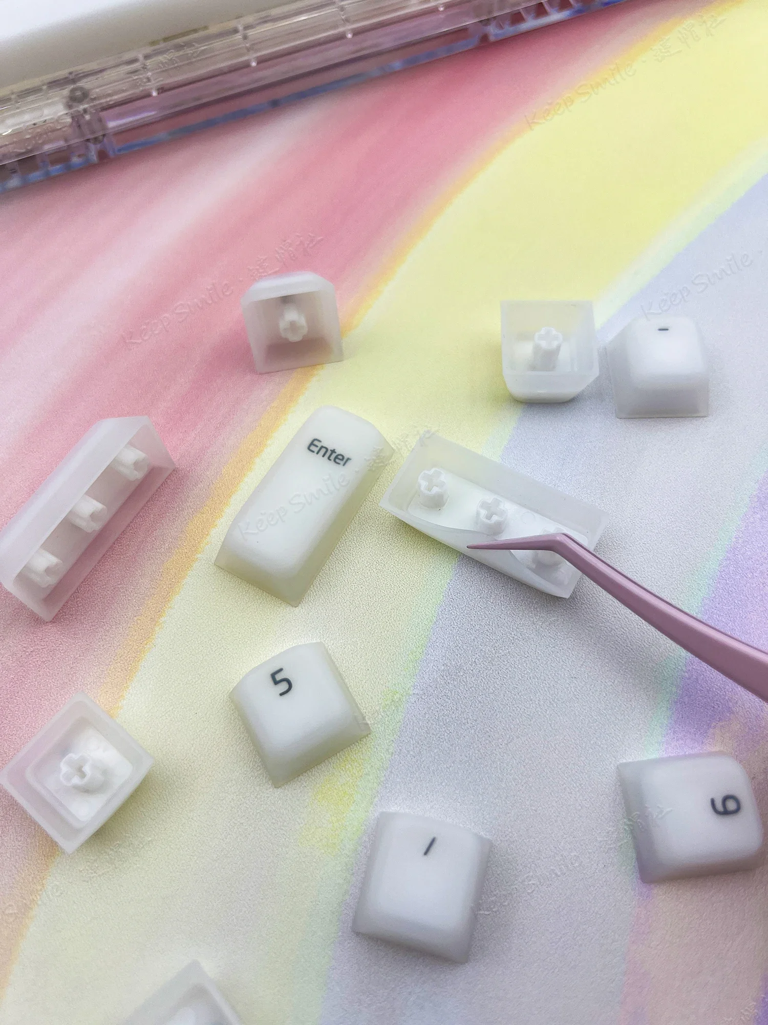 Silicone keycaps are engraved with light-transmitting jelly pudding, skin-friendly and silent, original highly foggy keycaps.