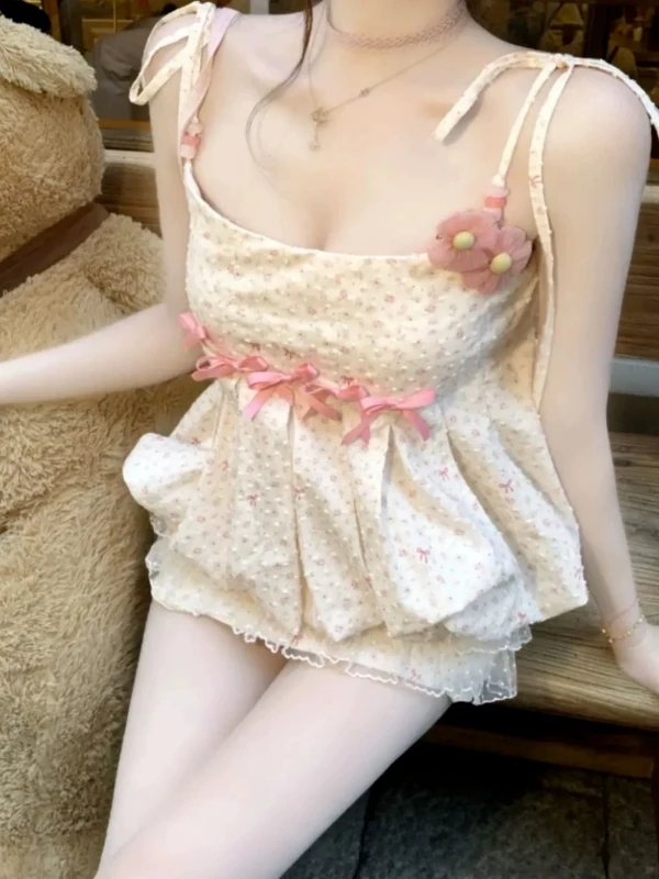 

Летний комплект: топ-халтер с цветочным принтом и юбка с завышенной талией в стиле Sweet Girl, модный уличный стиль