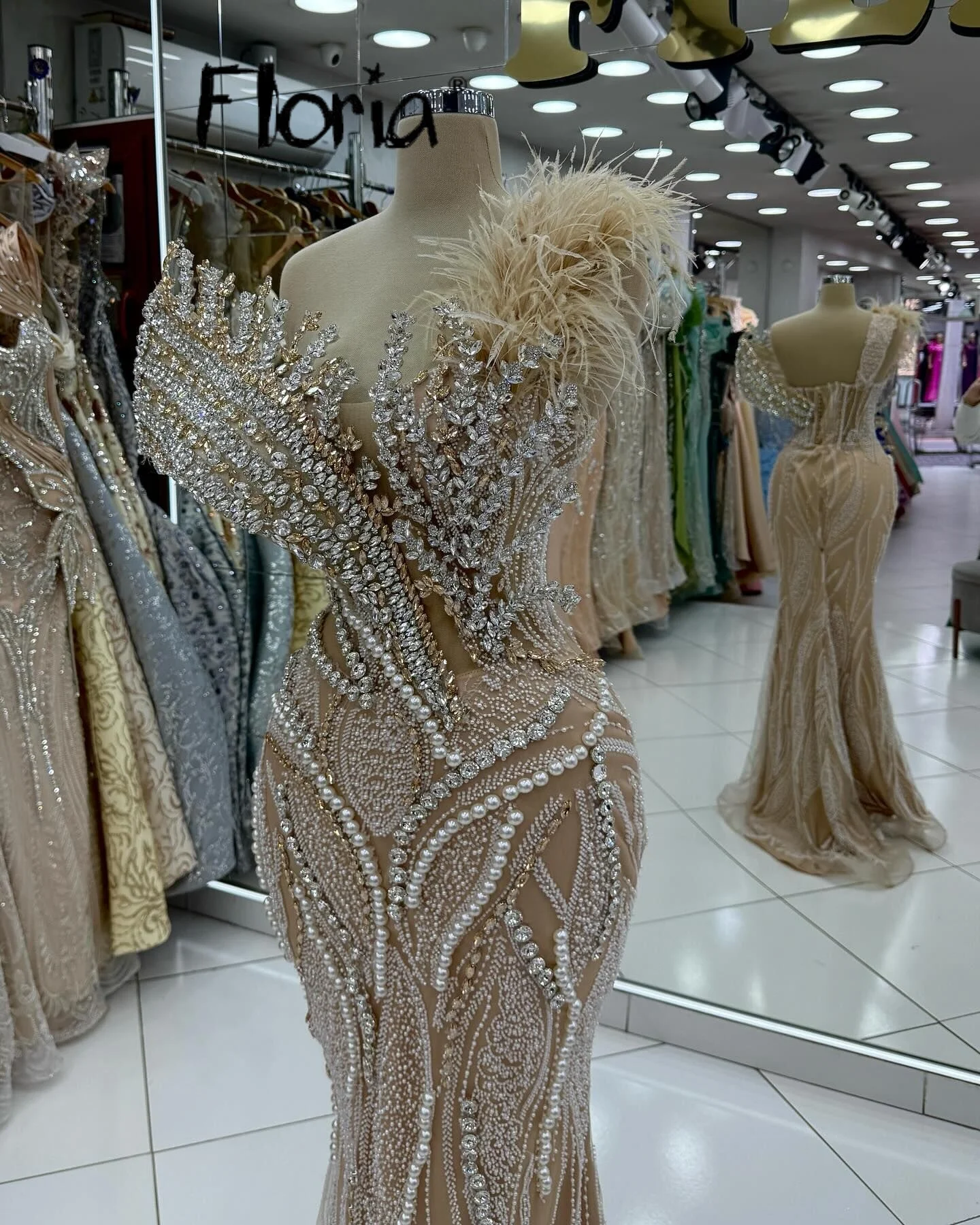 ชุดเดรสยาวประดับขนนก ชุดราตรีหรูหราประดับคริสตัล ชุดเดรสลูกไม้ทรงเมอร์เมดสำหรับงานวันเกิด งานหมั้น สามารถสั่งตัดได้