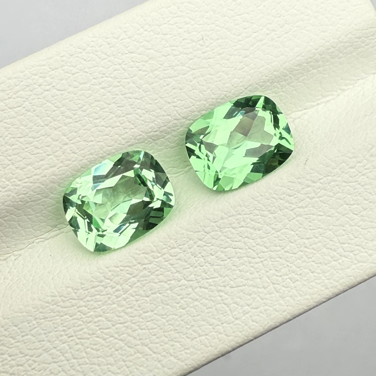 Meisidian Synethetic Green Sapphire Mixed Shapes Gemstone Heart Round L-Cushion Oval Pear  Corundum Stone