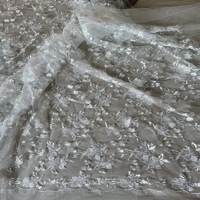 

Высококачественная блестящая шелковая вышитая кружевная ткань для этнического платья, свадебного платья и швейных проектов ручной работы своими руками