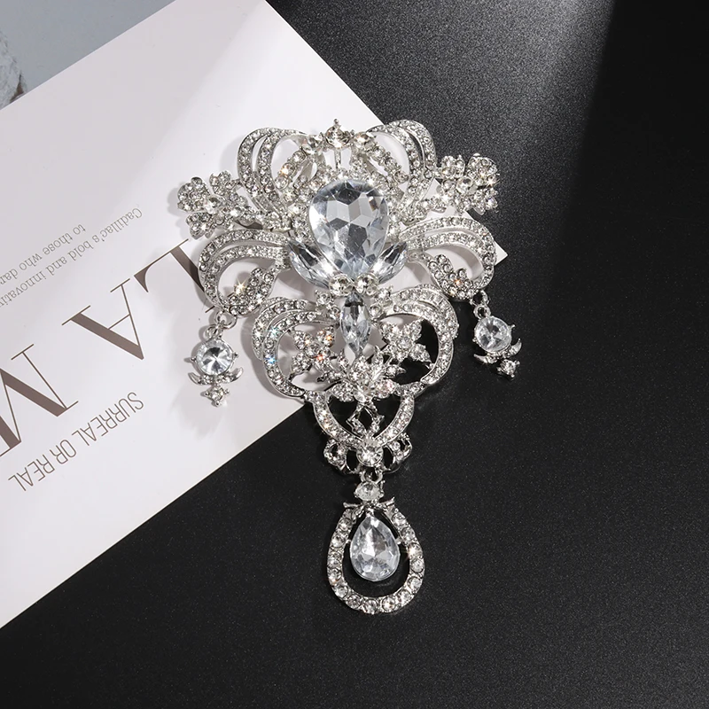 Classic Fashion White Rhinestone Flower Pendant Brooch Female Charming Temperament Dress Jewelry Gift