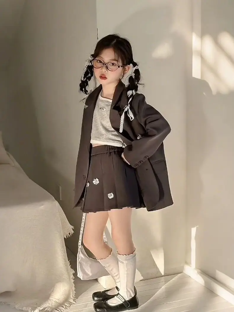 

Новинка 2023 года, модный детский костюм, комплект из двух предметов для девочек, детское пальто с объемными цветами, комплект с полуюбкой