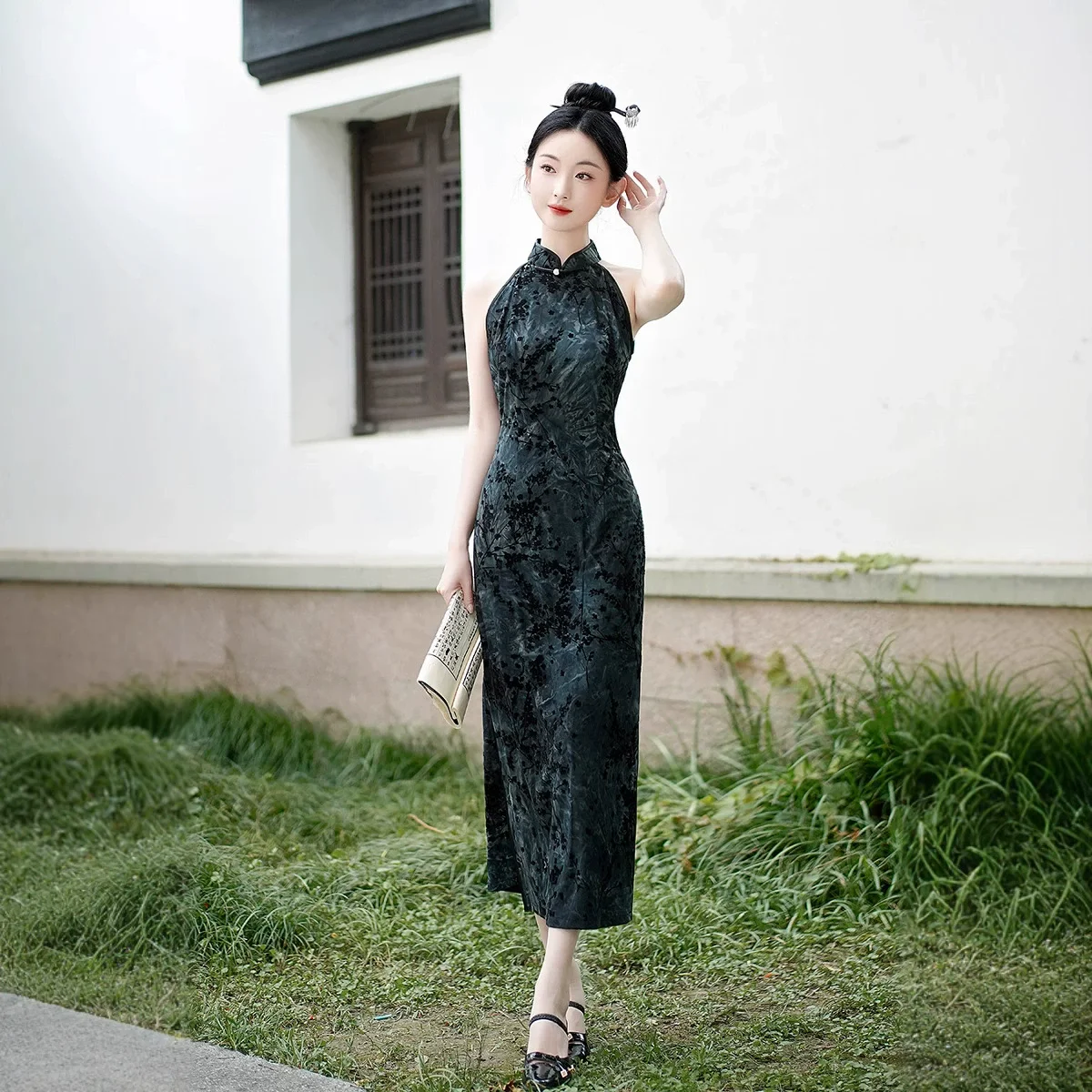

2025 Summer Autumn New Chinese style Hanging Neck Cheongsam New Long Dress Wedding Ceremony Slimming Mom Performance Qipao