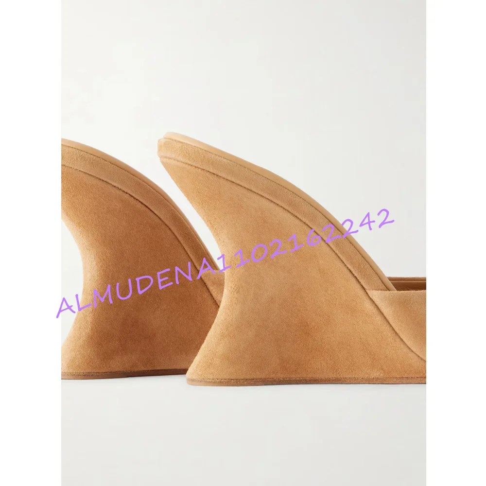 Sandalias de mujer de gamuza color camel con punta abierta, estilo mule, tacón de cuña integrado único, sin talón, para verano, vacaciones, calzado de moda.