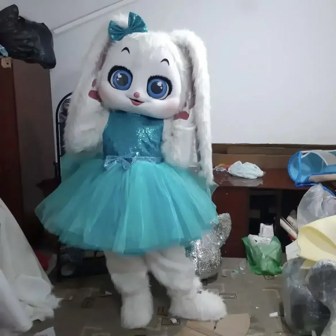 زي التميمة على شكل أرنب وردي للبالغين مع معطف خلفي أزرق على شكل دب أبيض لحفلة كرنفال الهالوين