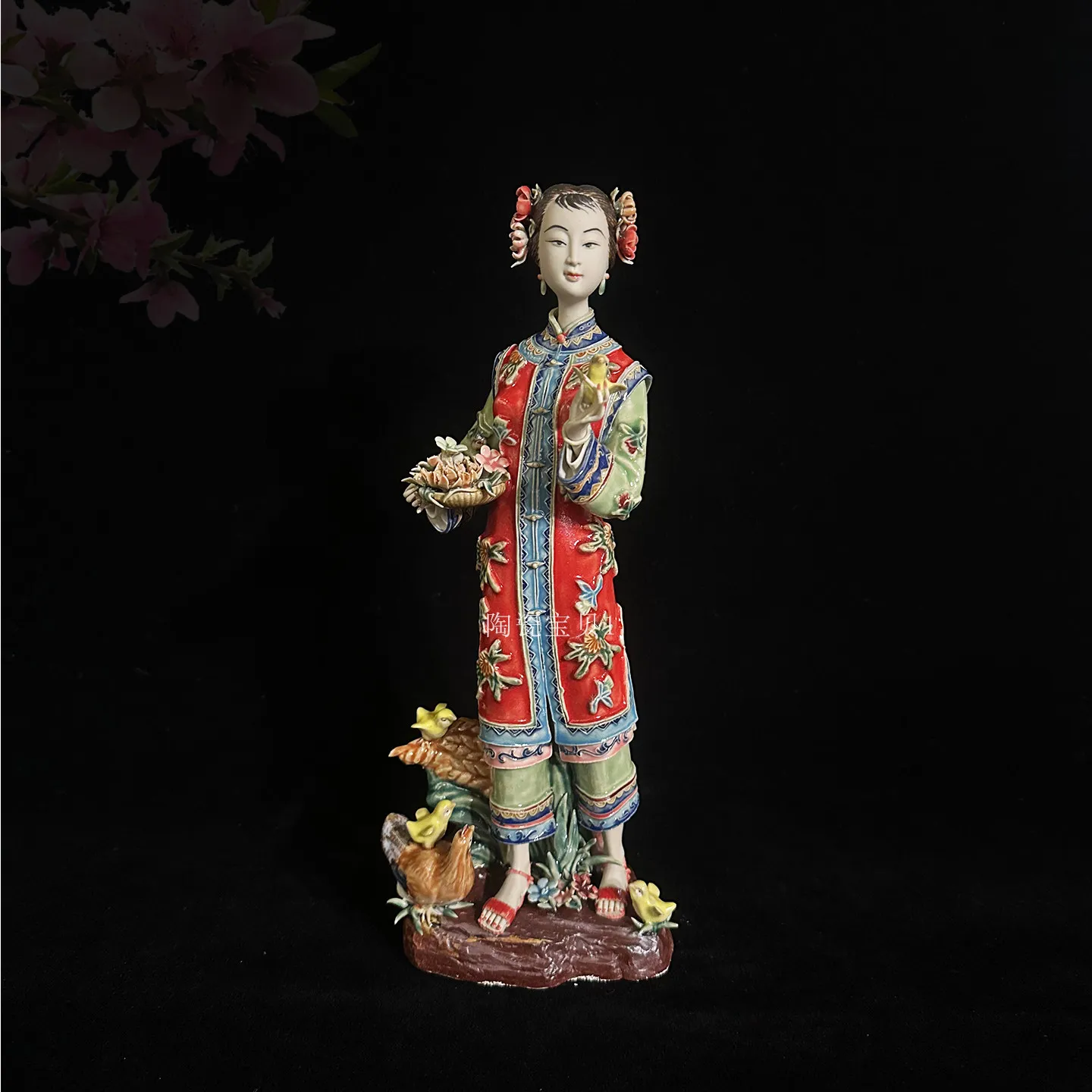 Home accessories, ceramic gifts, Shiwan ceramic dolls, home crafts, handmade boutiques, classical ladies everywhere, gold