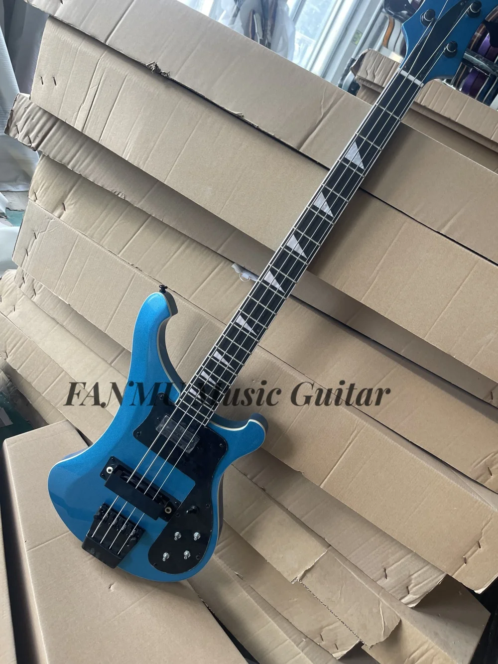 

Metallic blue bass, 4-string electric bass, fixed bridge, black pickup guard, maple neck through solid wood body, black tuner, c