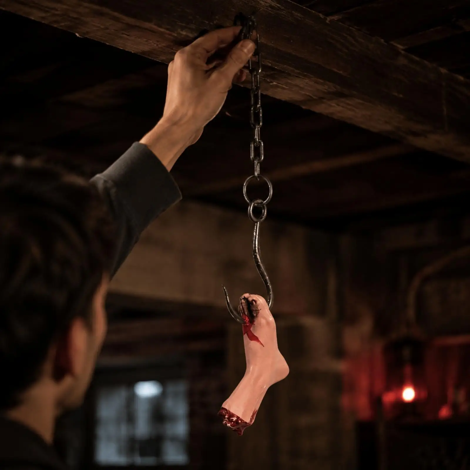 Halloween Horror Chain Realistic Severed Leg Hanging Scary Toys for Spooky Haunted House Creepy Yard Outdoor Fright Night