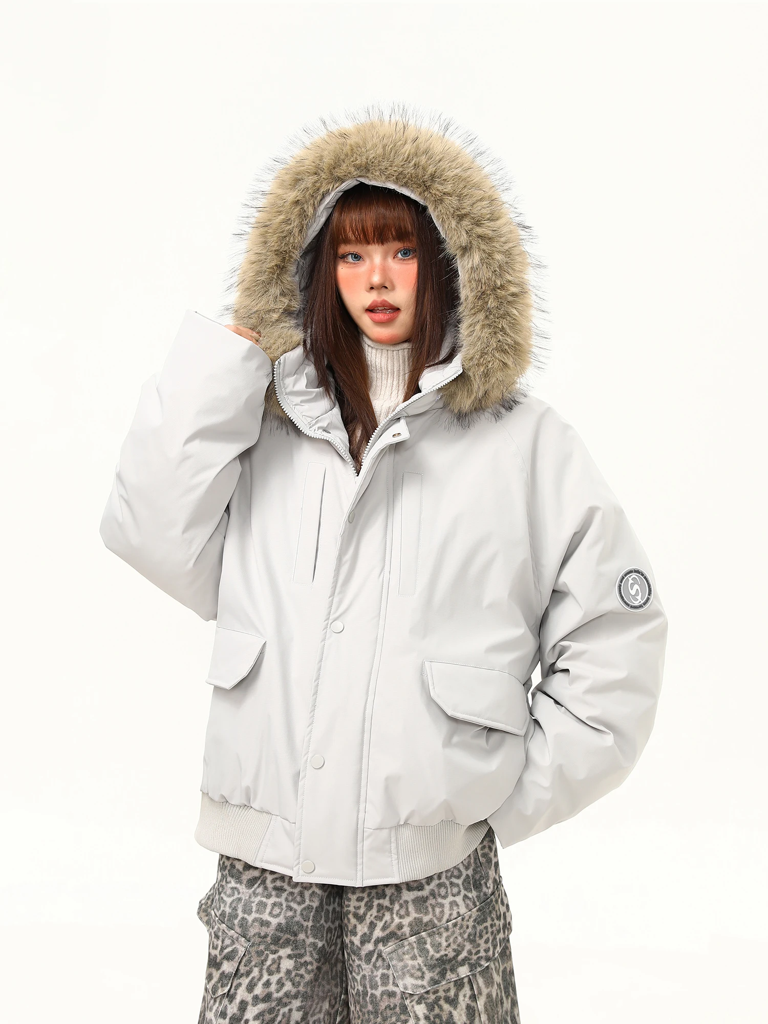 

Женская зимняя теплая куртка Wild Du с капюшоном, утепленная белым пухом, с большим меховым воротником, свободного кроя, в уличном стиле