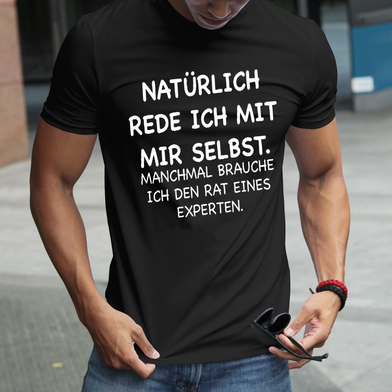 Herren-T-Shirt: „Natürlich spreche ich mit mir selbst“ – Manchmal brauche ich den Rat eines Experten. Perfekt für Freizeitkleidung, Partys und Karneval-Outfits.