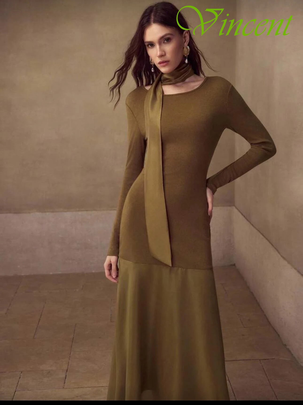 Maßgeschneidertes formelles Abendkleid mit geradem Rundhalsausschnitt und langen Ärmeln. Klassische, maßgeschneiderte Anlasskleider. Hochwertige Promi-Kleider