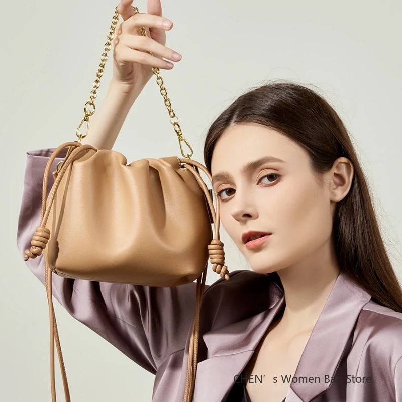 جلد طبيعي سحابة حقيبة حقيبة كتف حقيبة يد المرأة حقائب كروسبودي جلد البقر تحت الإبط سلسلة صغيرة زلابية حقيبة السيدات كوريا