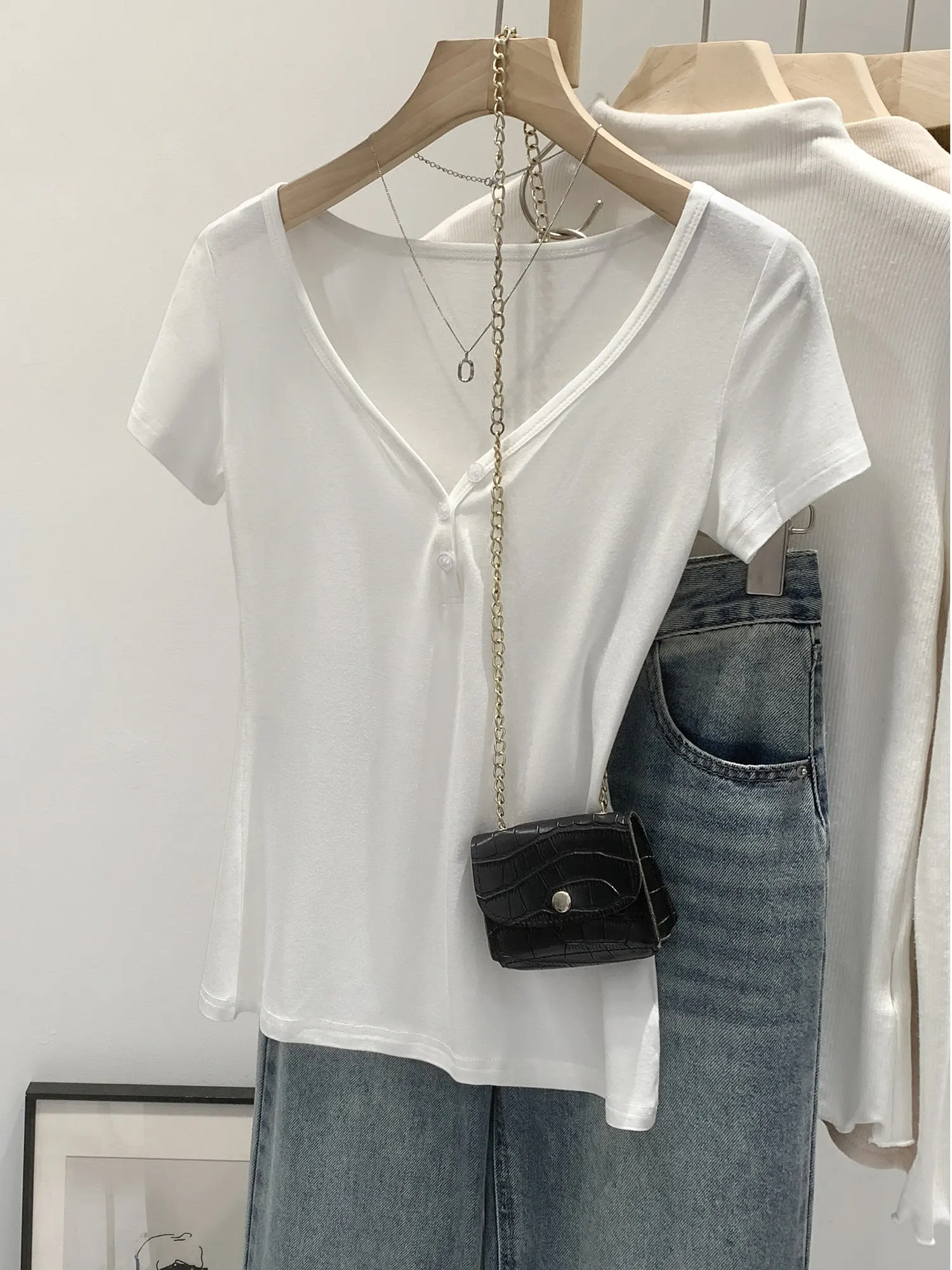 2026 Summer New Style Women's Slim Fit Short Sleeve T-Shirt V-Neck Cleanfit Fashion Trend Shoulder Width Regular Length