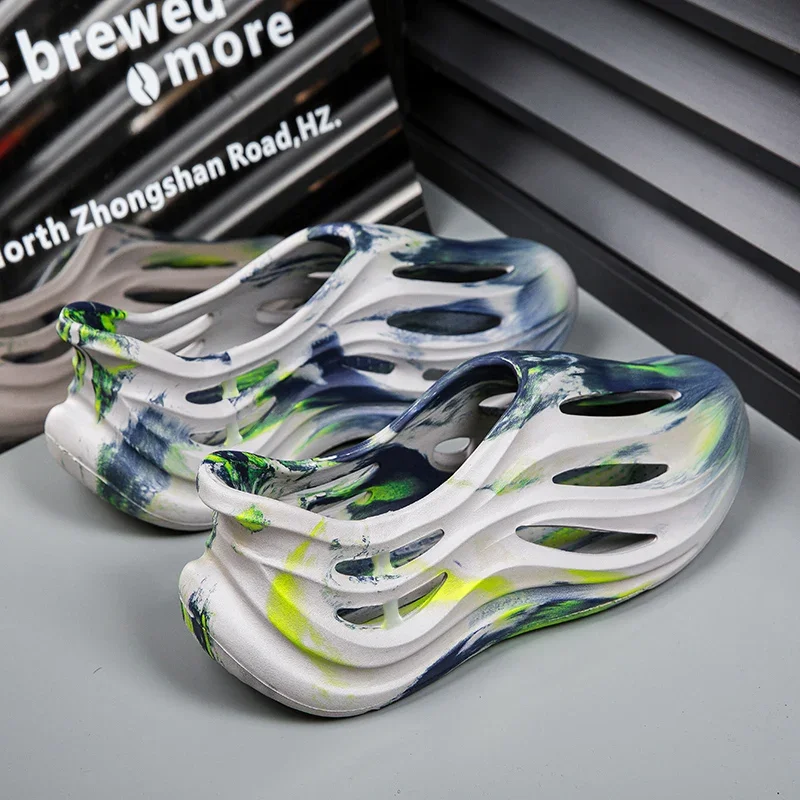 

Новые летние мужские сандалии большого размера с камуфляжным отверстием, пляжные нескользящие слипоны из материала EVA, удобная сенсорная обувь