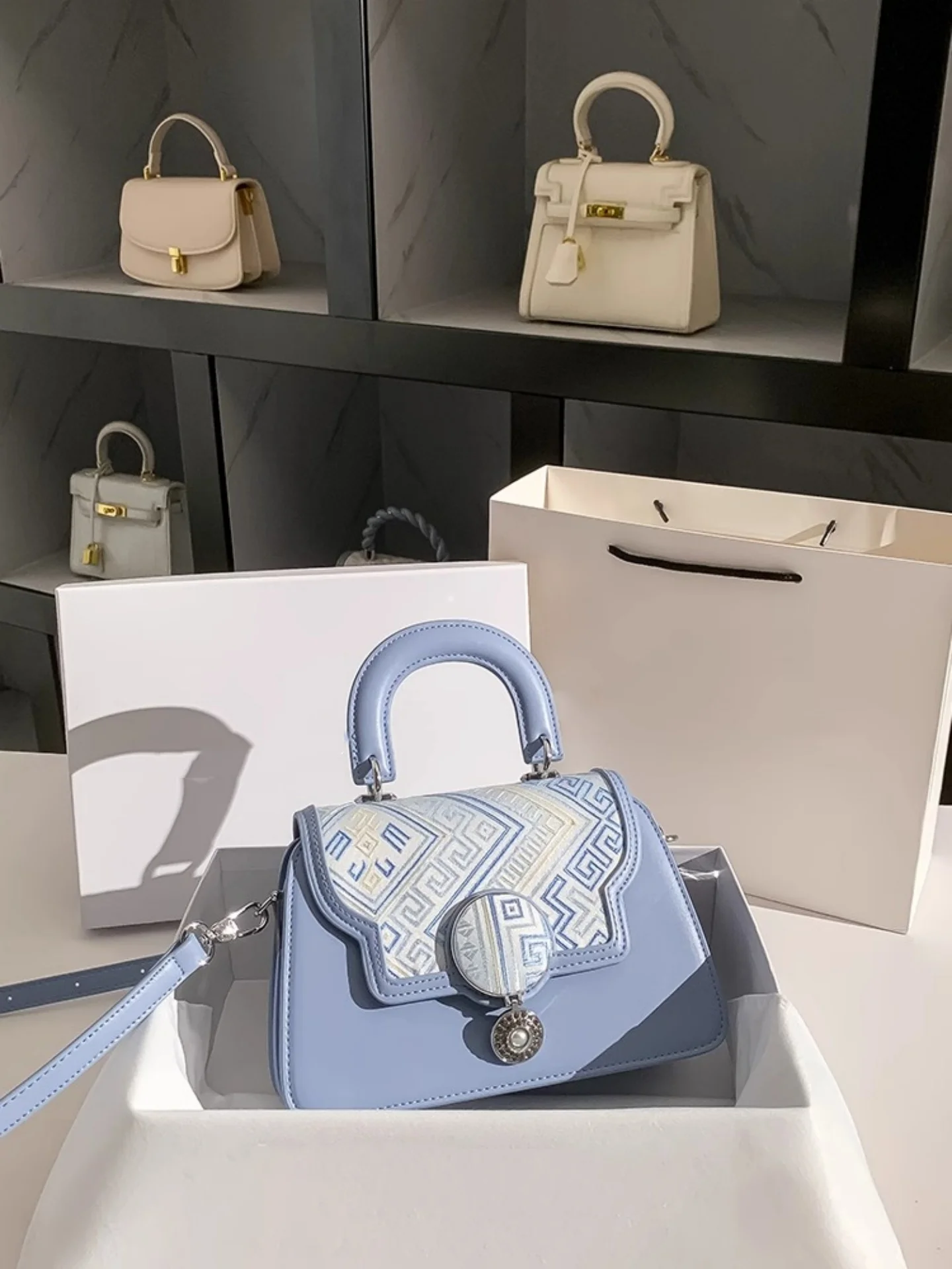 

Stylish and Handbag with Charming Decoration Embroidery Printing Women's Popular and Versatile Shoulder Crossbody Bag for Dating