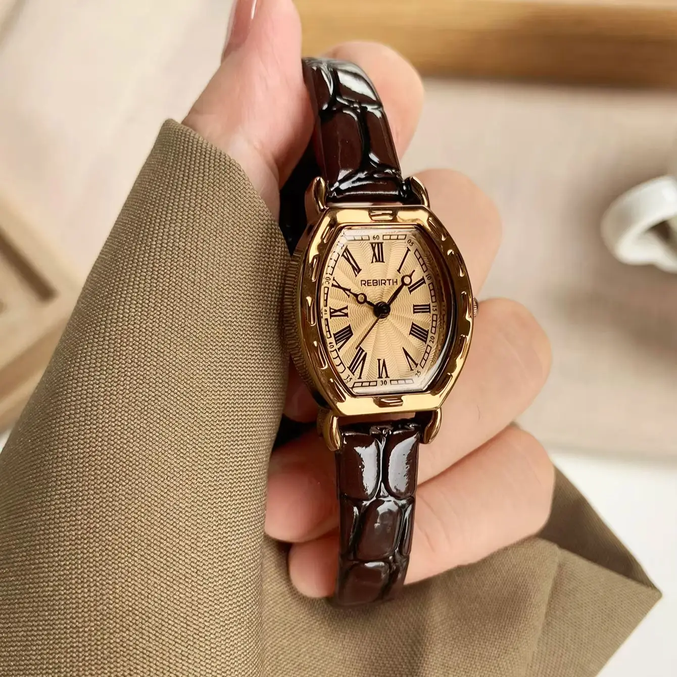Versatile, Simple and Casual Women's Quartz Watch with Leather Strap