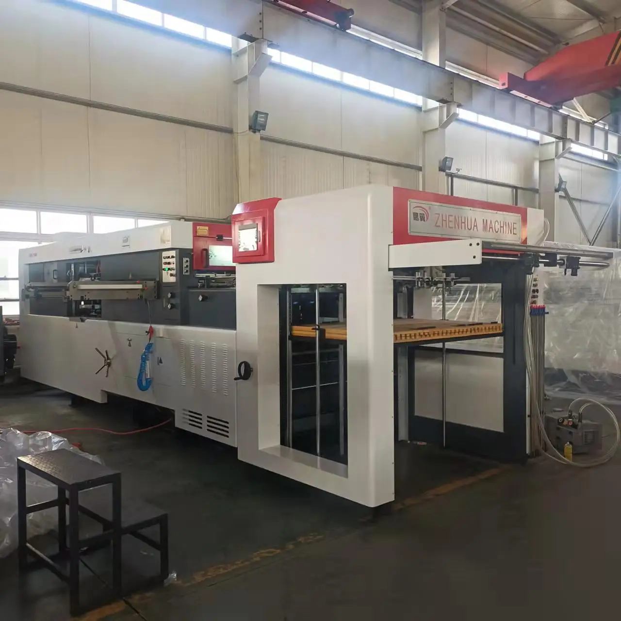 Milieuvriendelijk product Karton Stansen Rillen Machine Groente & Fruit Kartonnen Doos Machine Fluit Golfkarton Stansmachine