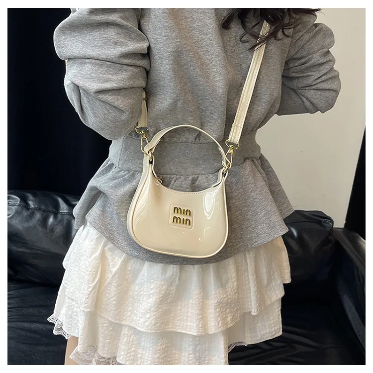 Ретро-сумка подмышки 2025 года — глянцевая лакированная кожа, регулируемый ремешок, компактная женская сумка через плечо, модный повседневный аксессуар