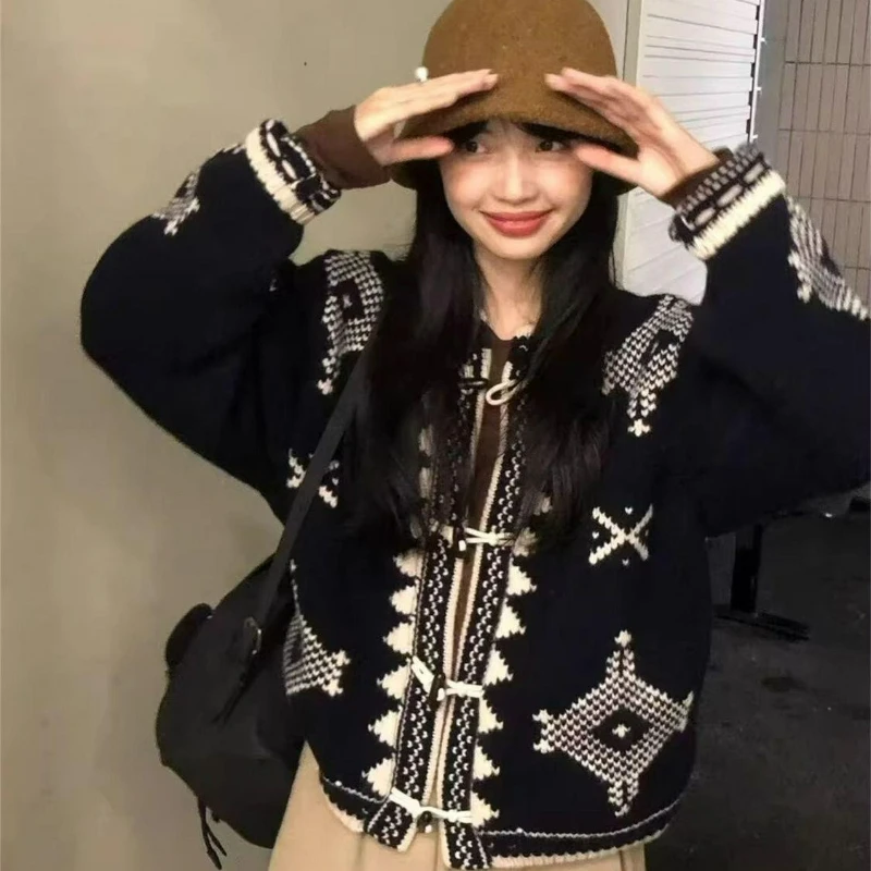 

Осень/зима 2026, новая мода, свободный вязаный топ с откидной спинкой, жаккардовый свитер в стиле ретро с круглым вырезом и пуговицами, куртка для женщин