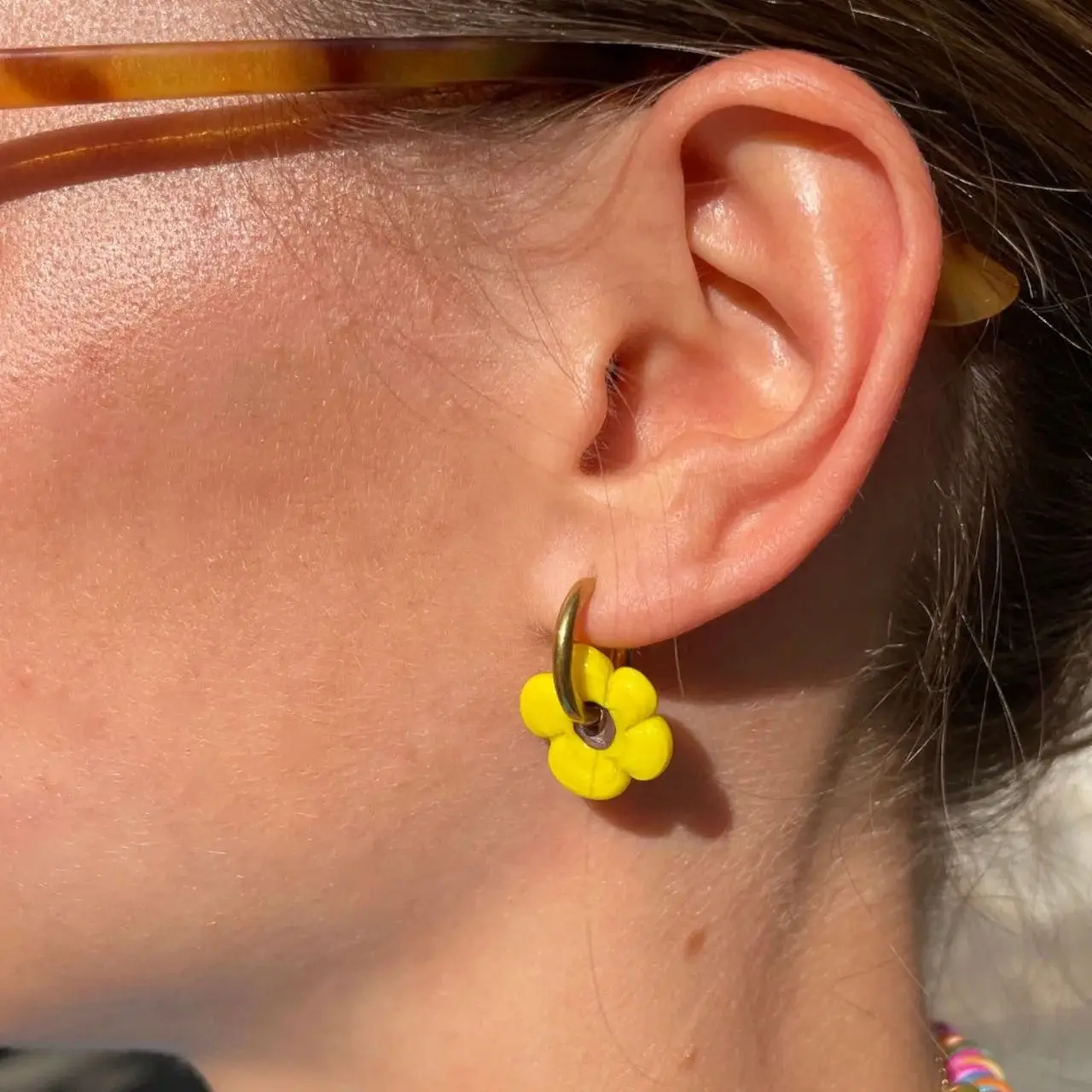 2025 nova flor colorida resina acrílico encantos brinco cor de ouro círculo orelha fivela brincos de argola para mulheres bonito presente jóias