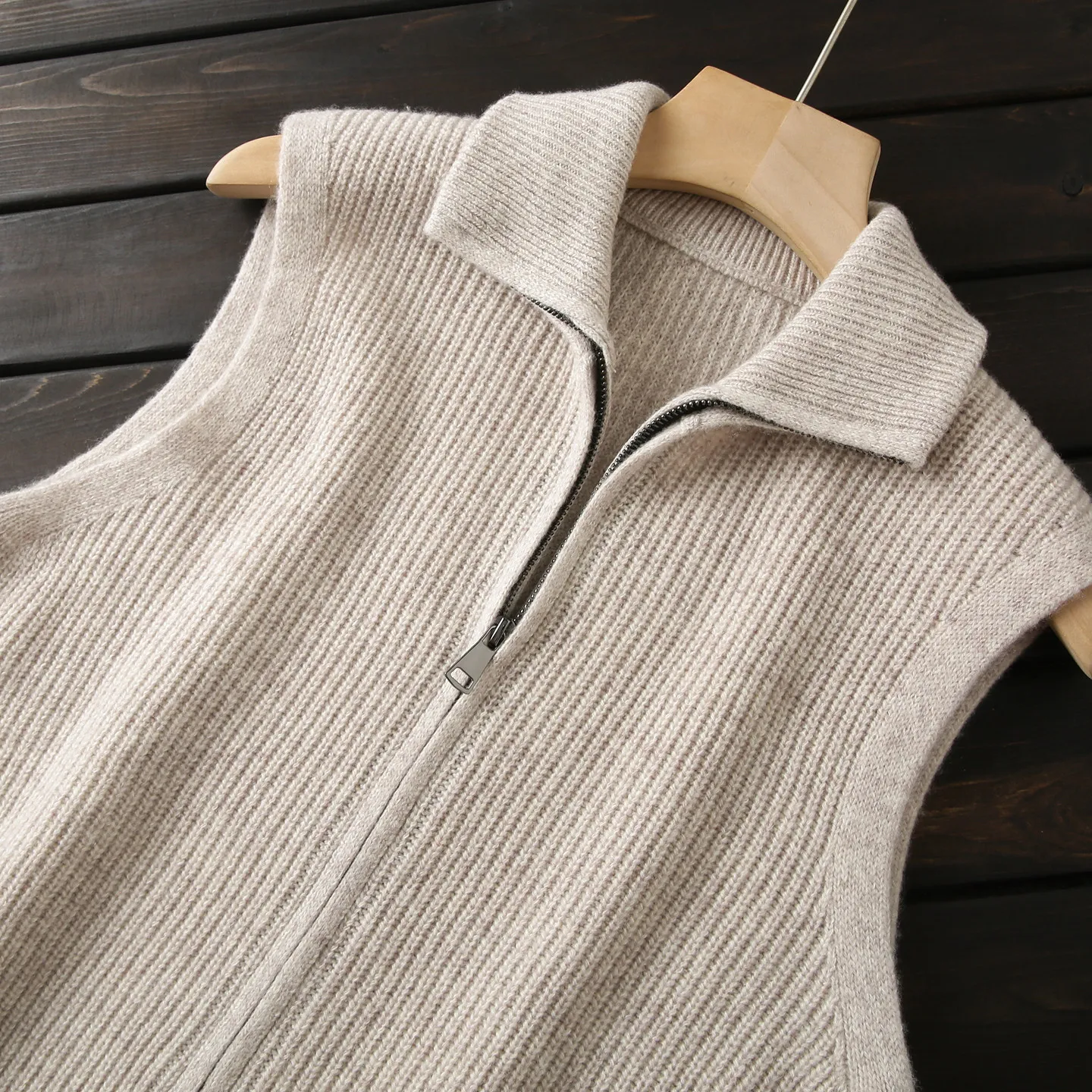 A small amount of high-end 100/all wool, Italian knitted zipper cardigan vest sweater vest