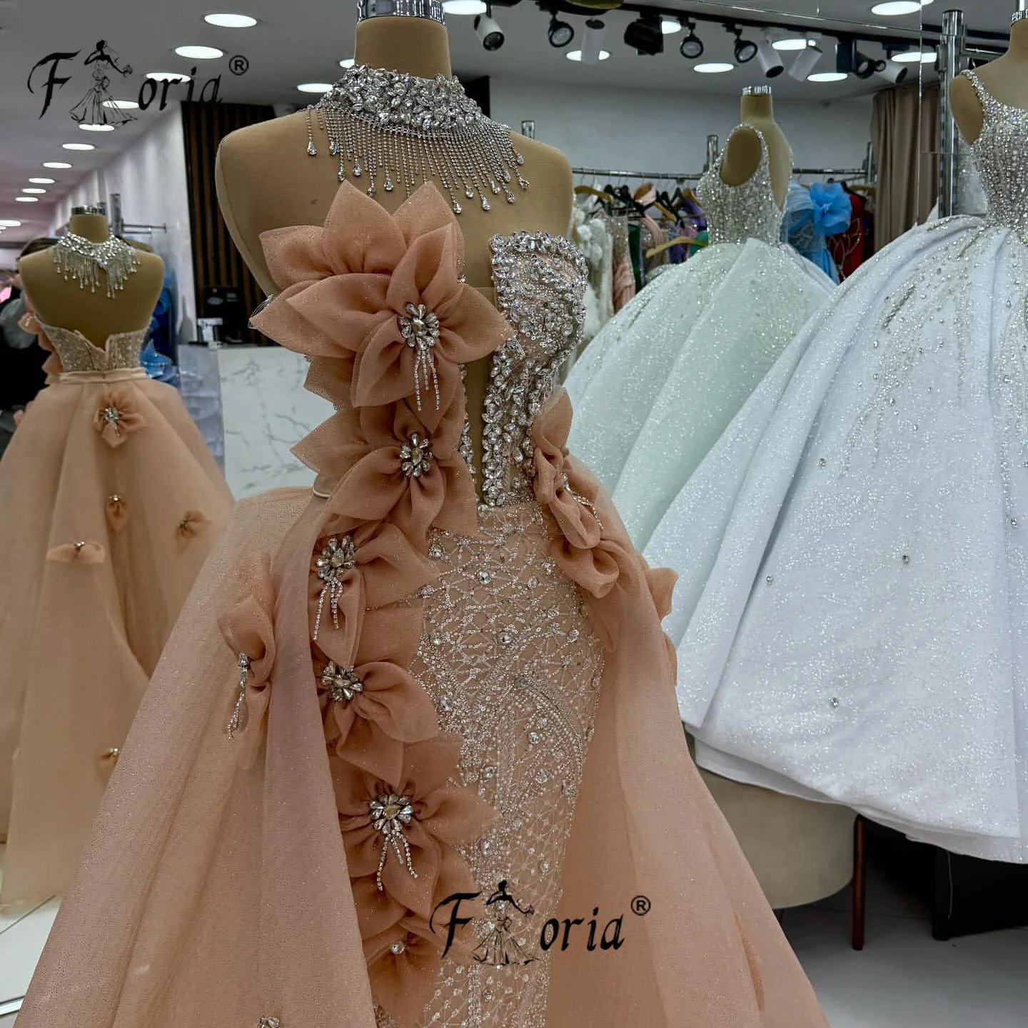 ชุดราตรีหรูหราสไตล์แอฟริกันสำหรับงานปาร์ตี้ พร้อมกระโปรงคลุมประดับลูกปัดและงานปักลายนูน 3 มิติ ชุดแต่งงาน ชุดราตรีสั่งตัดพิเศษ ดีไซน์สง่างาม ปี 2026