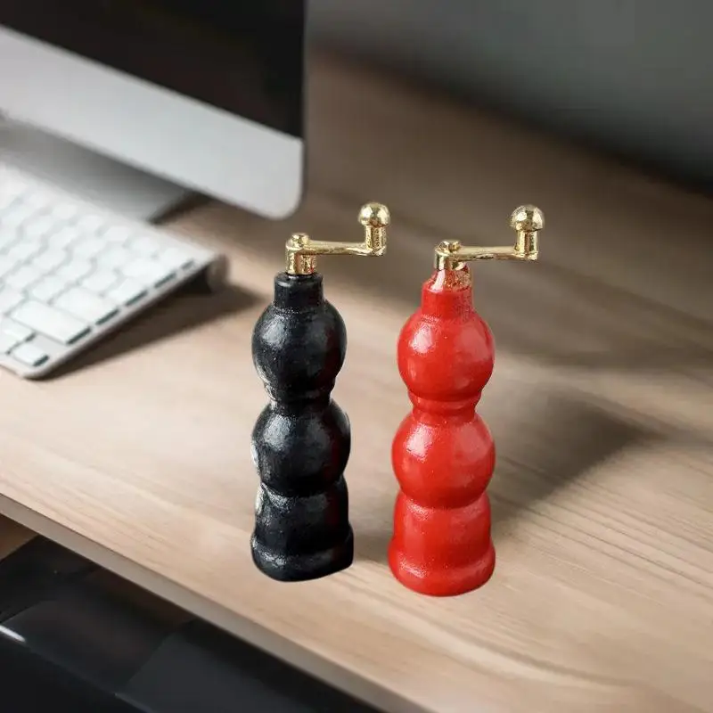 Puppenhaus-Miniaturzubehör: 2 rote und schwarze Mini-Schleifmaschinenmodelle im Maßstab 1:12