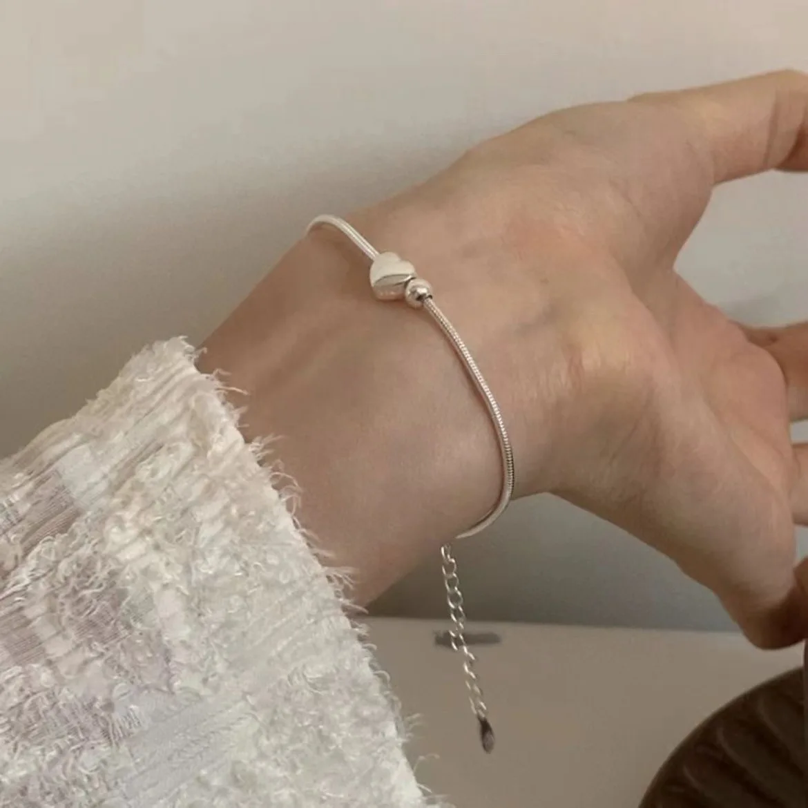 Braccialetti con ciondoli semplici per donne e ragazze Bracciale lucido a forma di cuore Accessori per gioielli di moda squisiti Regali di compleanno