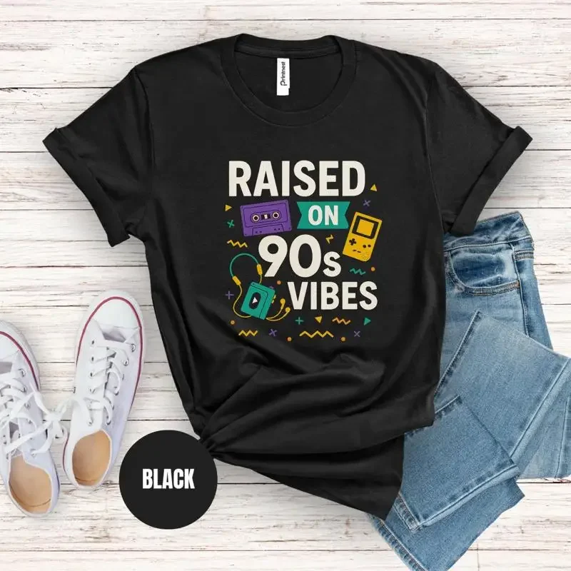 

Футболка Raised On 90S Vibes 1990-х годов Ностальгия Ретро тысячелетия Возврат Неоновая винтажная эстетика