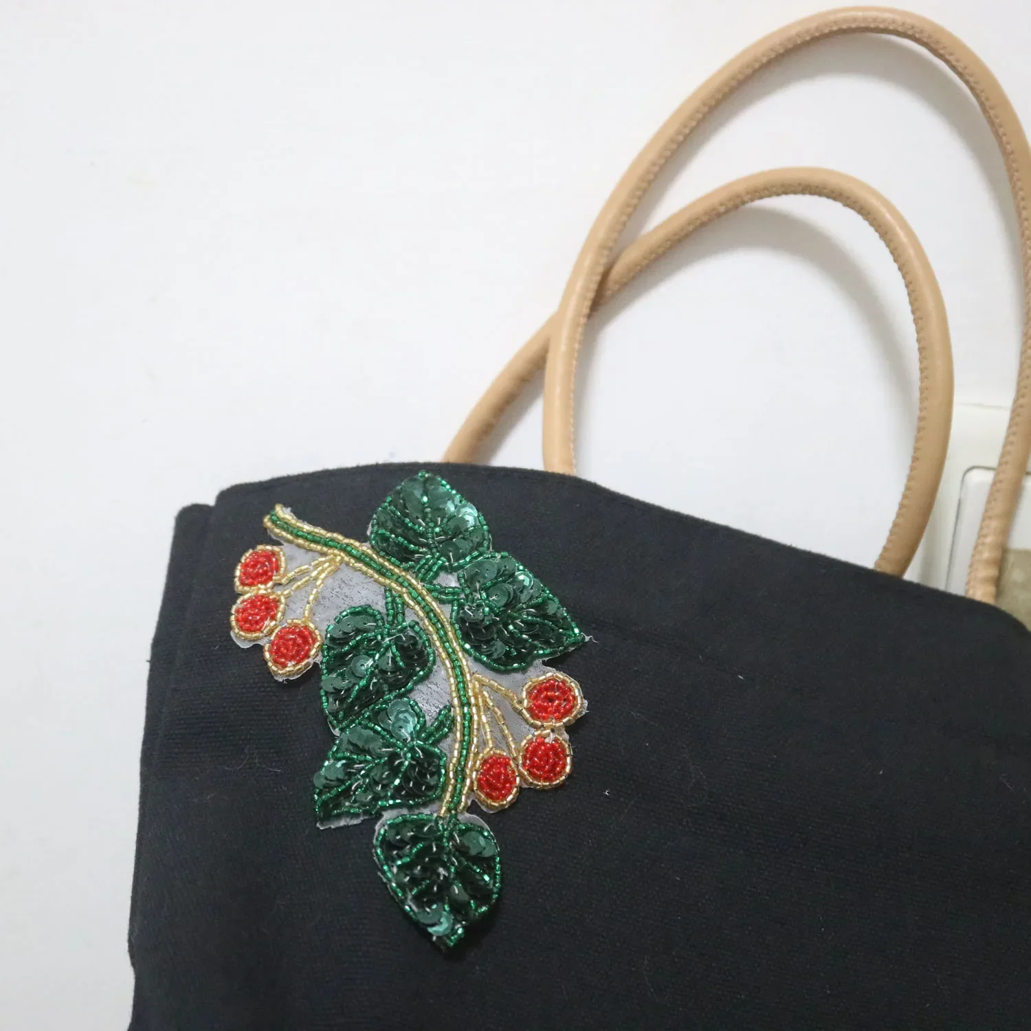 Handgefertigte Blumen-Applikationen mit Strasssteinen und Perlen für Kleidung, DIY-Aufnäher zum Aufnähen, Pailletten-Applikationen, bestickte Aufnäher. – Detail 6