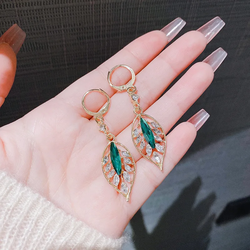 Anting-anting menjuntai rumbai daun kristal mode untuk wanita anting-anting daun Zircon kubik bertatahkan mikro indah hadiah perhiasan pernikahan baru