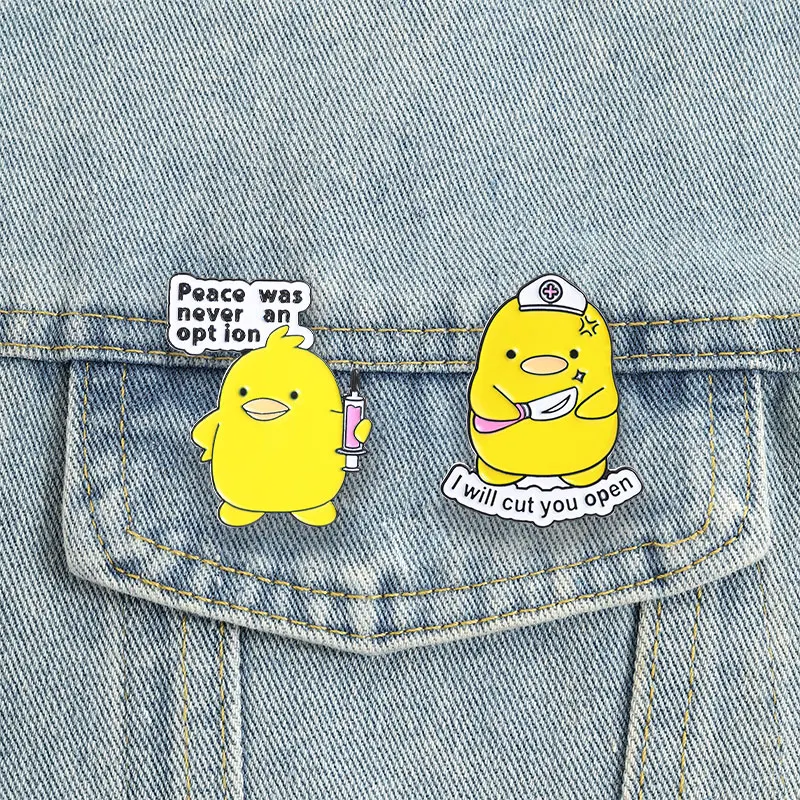 �Frieden war nie eine Option“ Emaille-Anstecknadeln – Arzt, Krankenschwester, Ente mit Chirurgiemesser und Spritze – „Ich werde dich öffnen“ Brosche – Medizinische Abzeichen – Detail 9