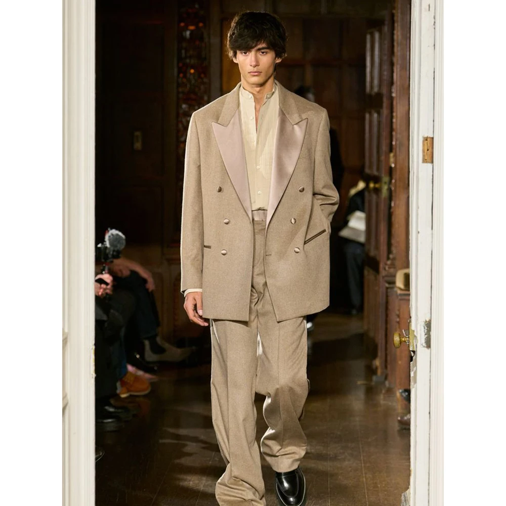 

Мужской костюм-двойка: двубортный блейзер оверсайз светло-хаки и брюки с широкими штанинами, с острыми лацканами, свободный крой, для офиса и повседневной носки