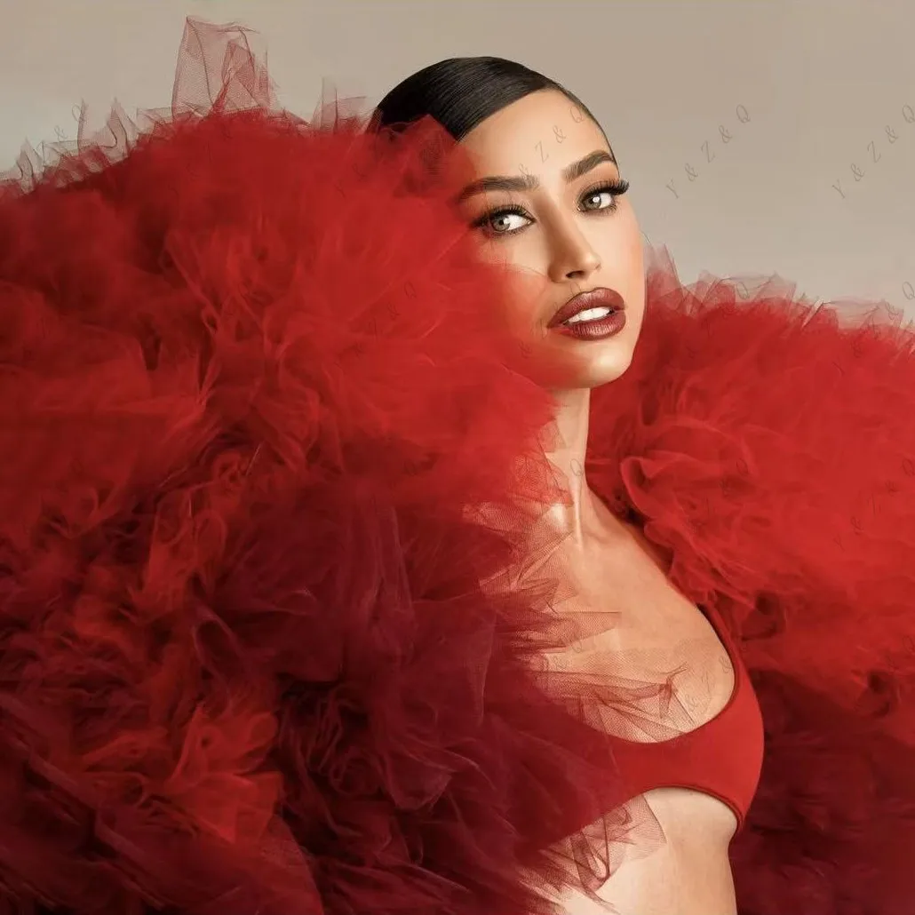 เสื้อคลุมผู้หญิงสีแดงดำผสมผสาน งานแฮนด์เมด แจ็คเก็ตสำหรับงานปาร์ตี้ แขนเสื้อแบบเลเยอร์ ทันสมัย ผ้าทูลหลากสี