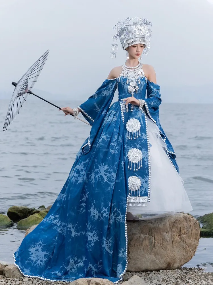 Nowy styl damskiej sukienki smokingowej, barwiony techniką tie-dye, etniczny strój, wybieg, występ, fotografia, podróże i wszystko.