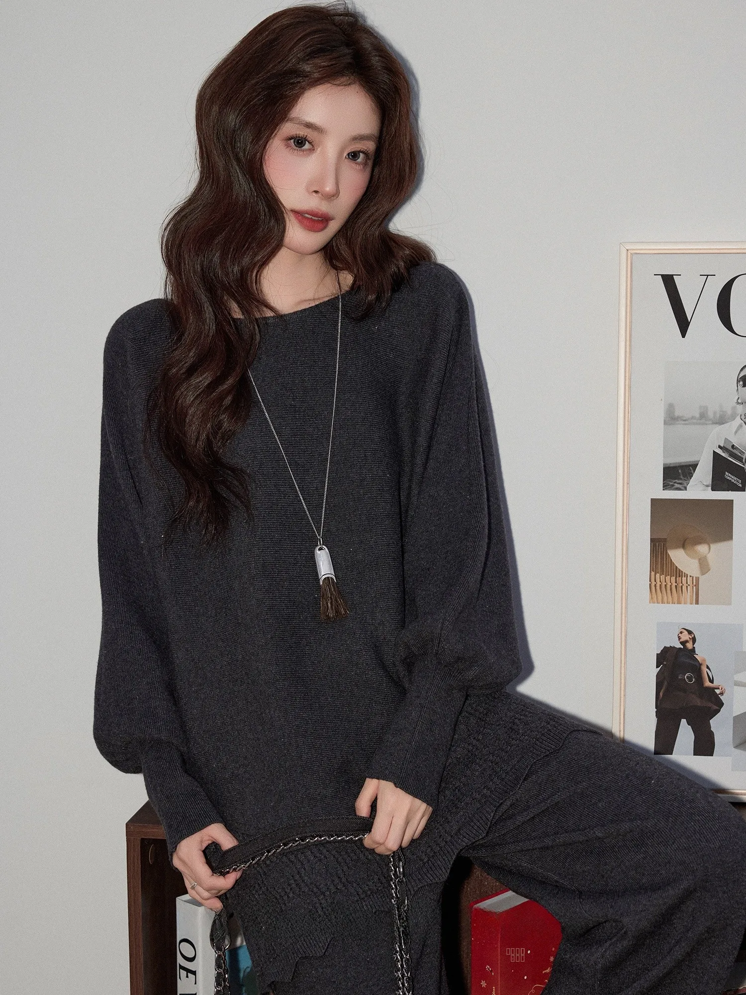 

Женский комплект из двух предметов: свободный вязаный свитер с рукавами «летучая мышь» и брюки с высокой талией и широкими штанинами. Теплый зимний облегающий модный костюм.