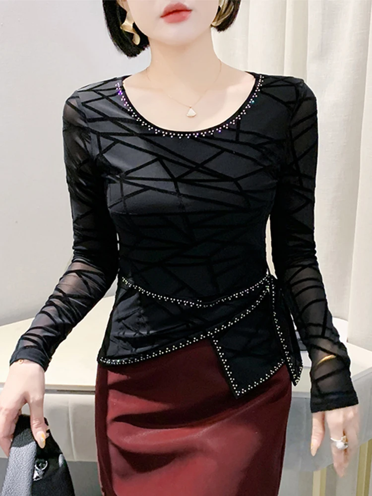 Ele Long Sve المخملية تي شيرت مطبوع المرأة سليم صالح الربيع Faion الأوروبي Sle غير المتماثلة مطرز أعلى لي قاعدة irt