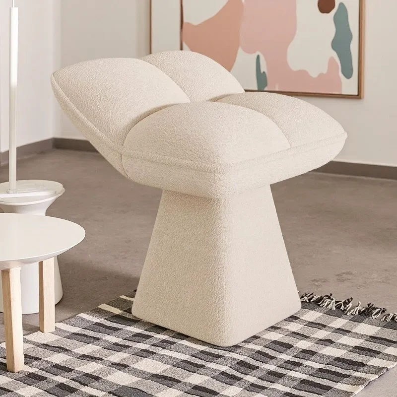 On the same day, rotatable solid wood makeup stool, single nail stool, home dining chair, Chenier bedroom, dresser stool