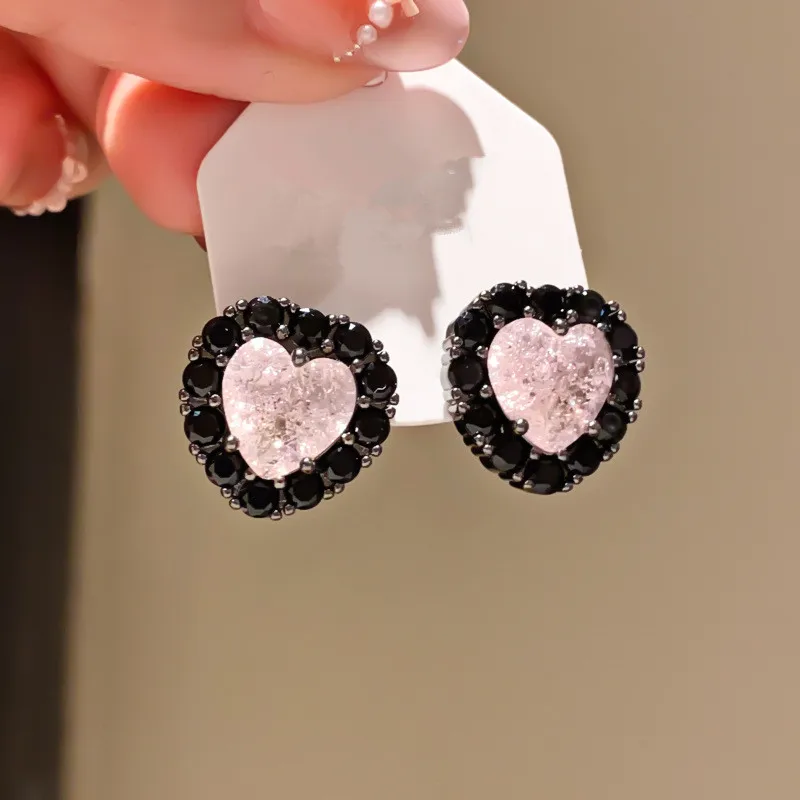 Luxury Love Heart Earrings Black Pink Blue Women Fashion Charming Delicate Stud Earrings Wholesale