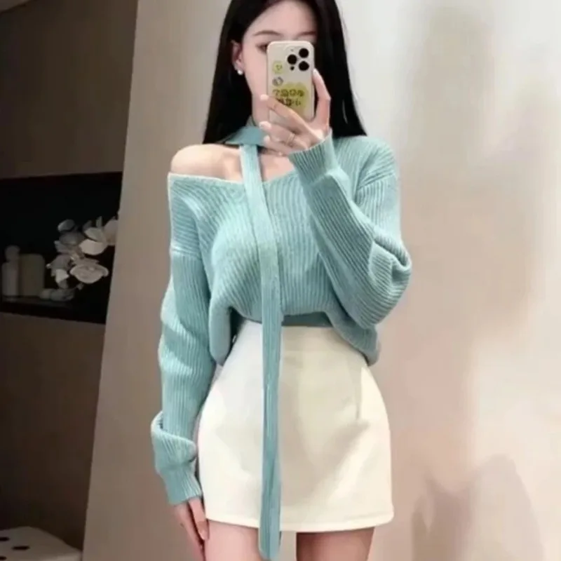 Damski koreański zestaw na wiosnę i jesień: elegancki sweter z dekoltem w serek, mini spódniczka, dwuczęściowy komplet, dzianinowy sweter, szal, biała spódnica, stylizacje 2026