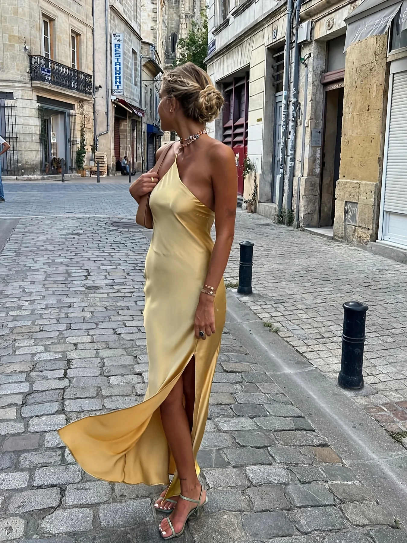 Vestido Maxi de Satén Dorado con un Hombro Descubierto para Mujer - Vestido Ajustado sin Mangas con Abertura Lateral