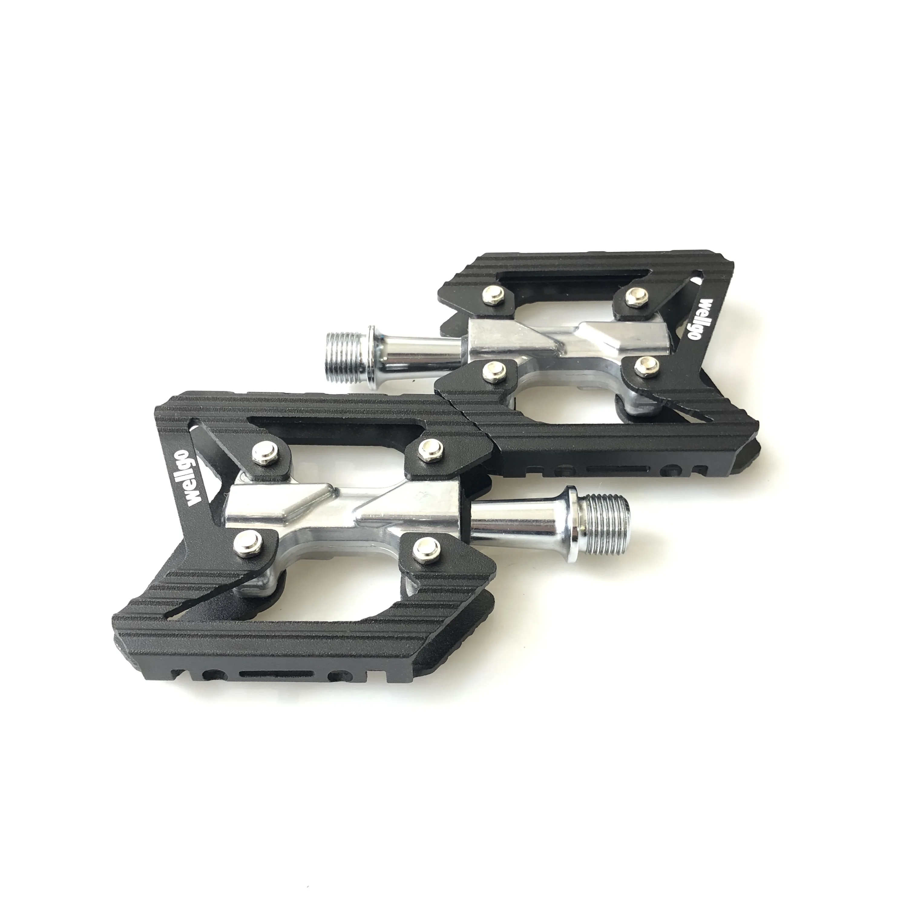 Wellgo Bicycle Pedals C305 High Quality CNC Alloy Aluminum CR-MO Shaft Anti-Skid Slip Harmless To Shoes Cycling