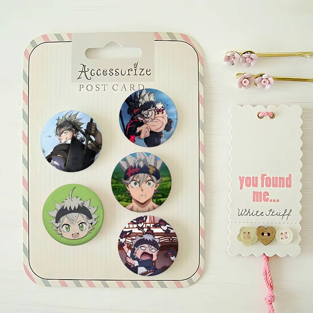 Asta Schwarzes Kleeblatt Für Kleidung Anime Emaille Pin Nette Dinge Cartoon Cosplay Abzeichen Auf Rucksack Brosche Kunst Geschenke
