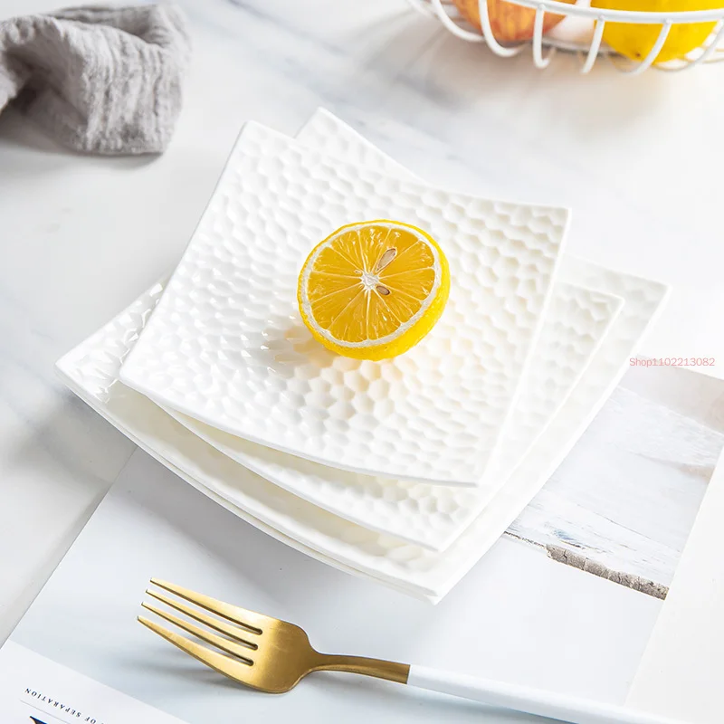 

Простая тарелка из белой кости, фруктовый салат, западной стейк, керамический квадратный домашний торт, десерт