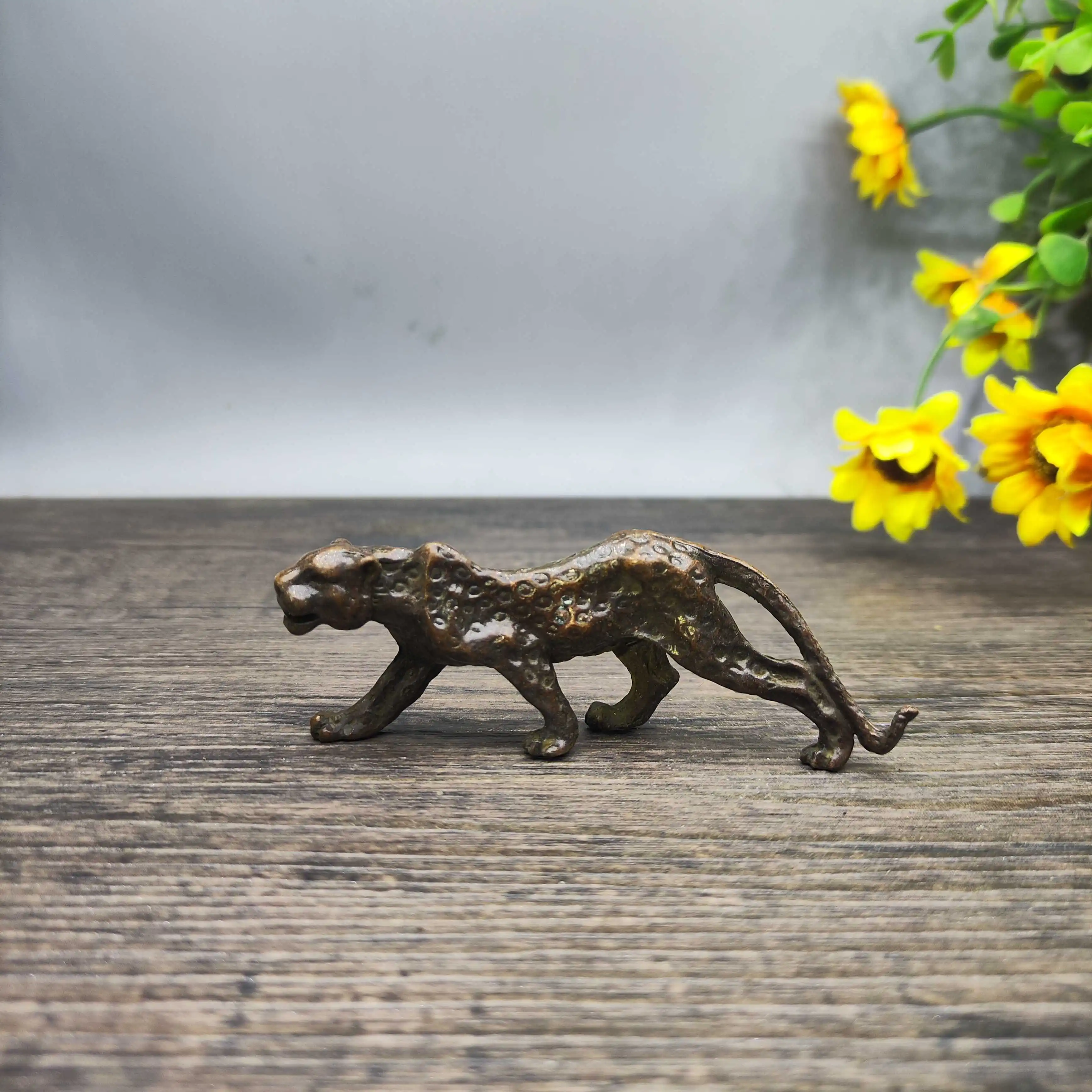 

Retro micro-engraved leopard desktop small decorative item for home landscaping and decoration