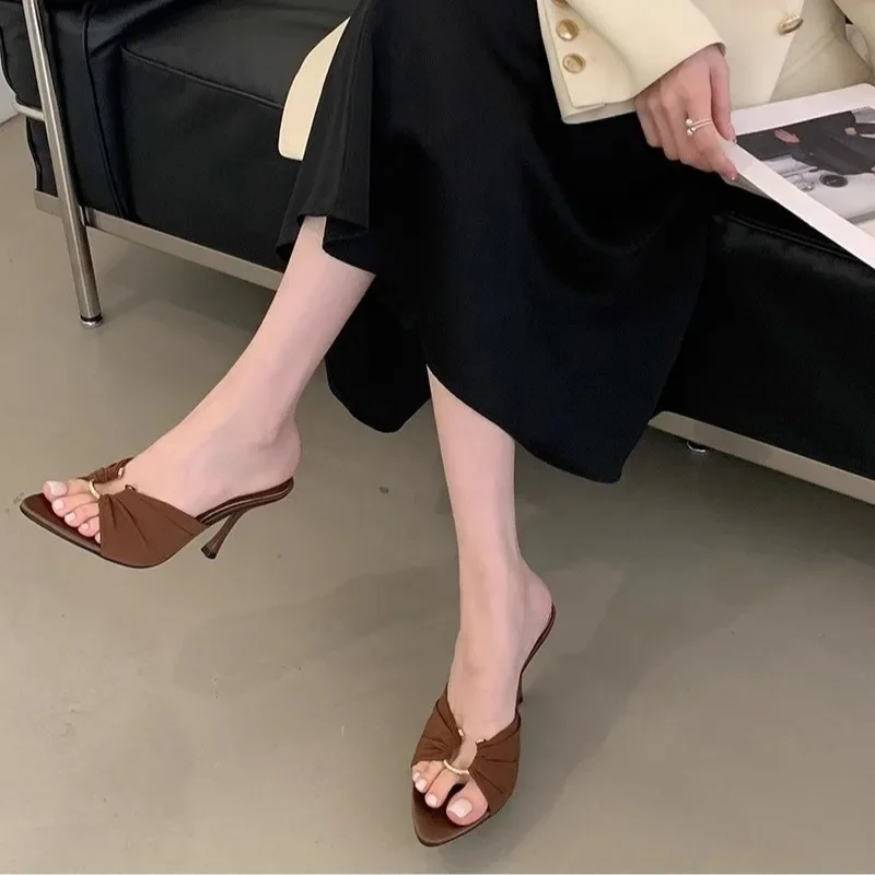 2025 Nieuwe Damesschoenen Open Teen Damesslippers Mode Outdoor Metalen Decoratie Zomer Plus Size Jurk Bestseller Hoge Hakken