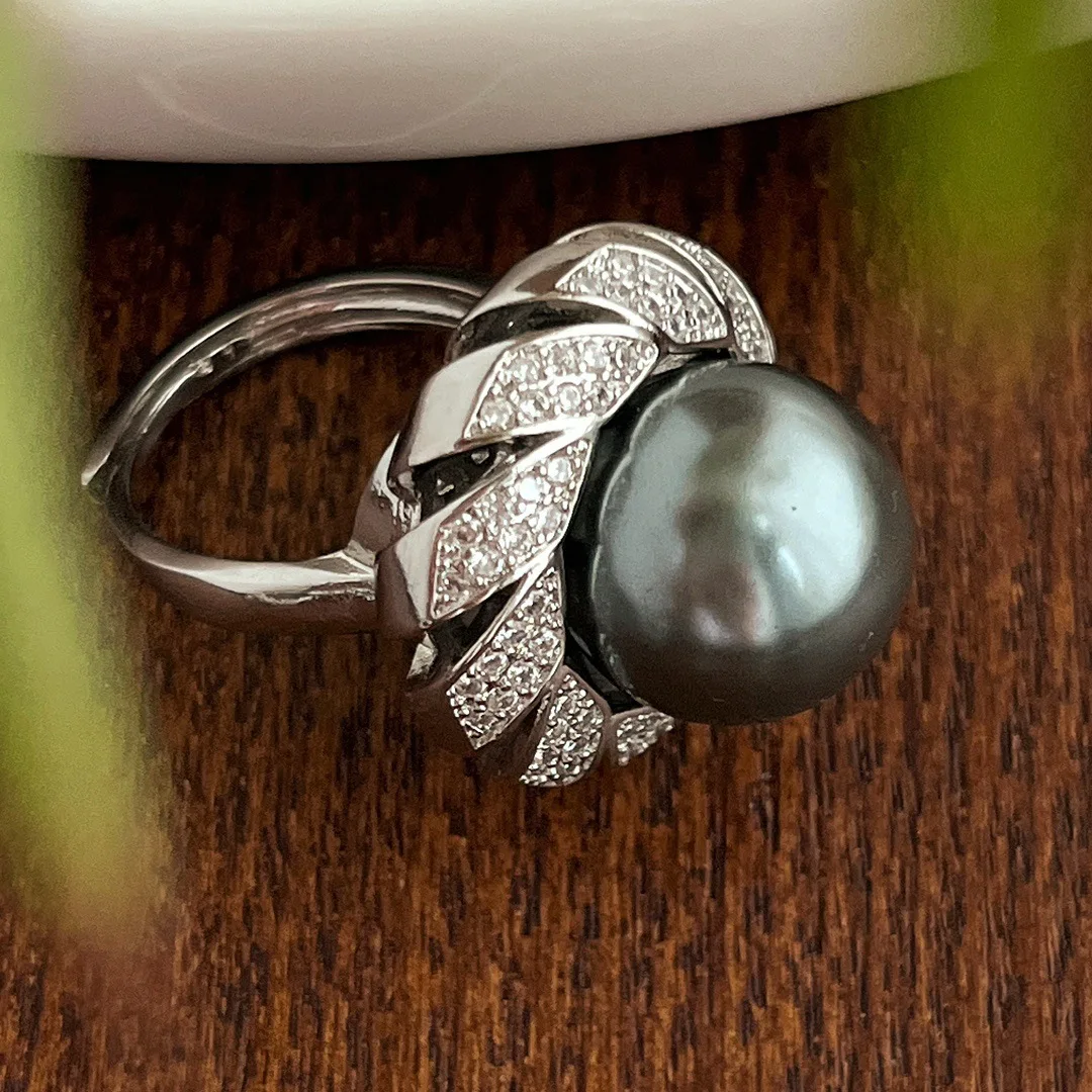 

Высококачественное таитянское кольцо с черным жемчугом-ракушкой диаметром 12 мм